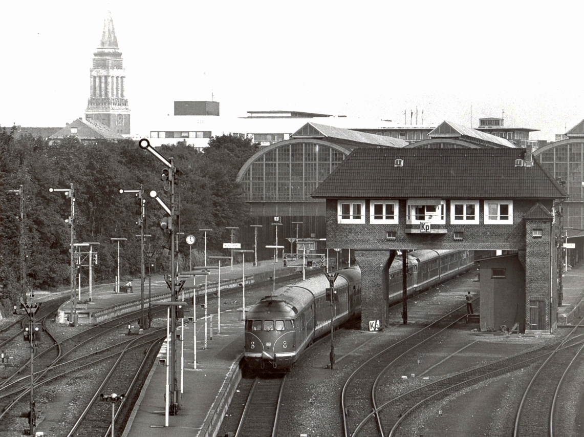 Kiel Hbf vor der Elektrifizierung mit Formsignalen, Reiterstellwerk, alten Bahnhofshallen und 612 (12.8.1980).