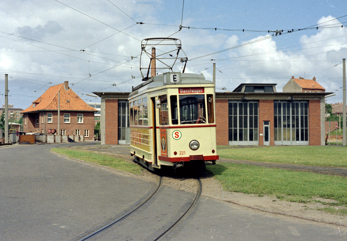 Kiel KVAG Tw 221 im Straßenbahnbetriebsbahnhof am 9. Juni 1968. - Scan von einem Farbnegativ. Film: Kodacolor X.
