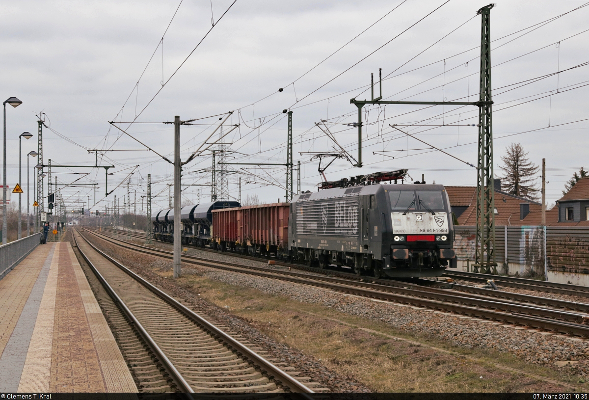 Kieszug mit 189 098-7 (Siemens ES64F4-998), die für die Baustofffirmen SCHWENK Zement GmbH & Co. KG und BELOG Betonlogistik GmbH & Co. KG wirbt, passiert den Hp Halle Messe Richtung Leipzig-Wiederitzsch.
Viele Grüße zurück ans Lokpersonal!

🧰 Mitsui Rail Capital Europe GmbH (MRCE), aktueller Mieter unbekannt
🚝 DGS 52577 Sachsendorf–Spreewitz [-15]
🚩 Bahnstrecke Magdeburg–Leipzig (KBS 340)
🕓 7.3.2021 | 10:35 Uhr