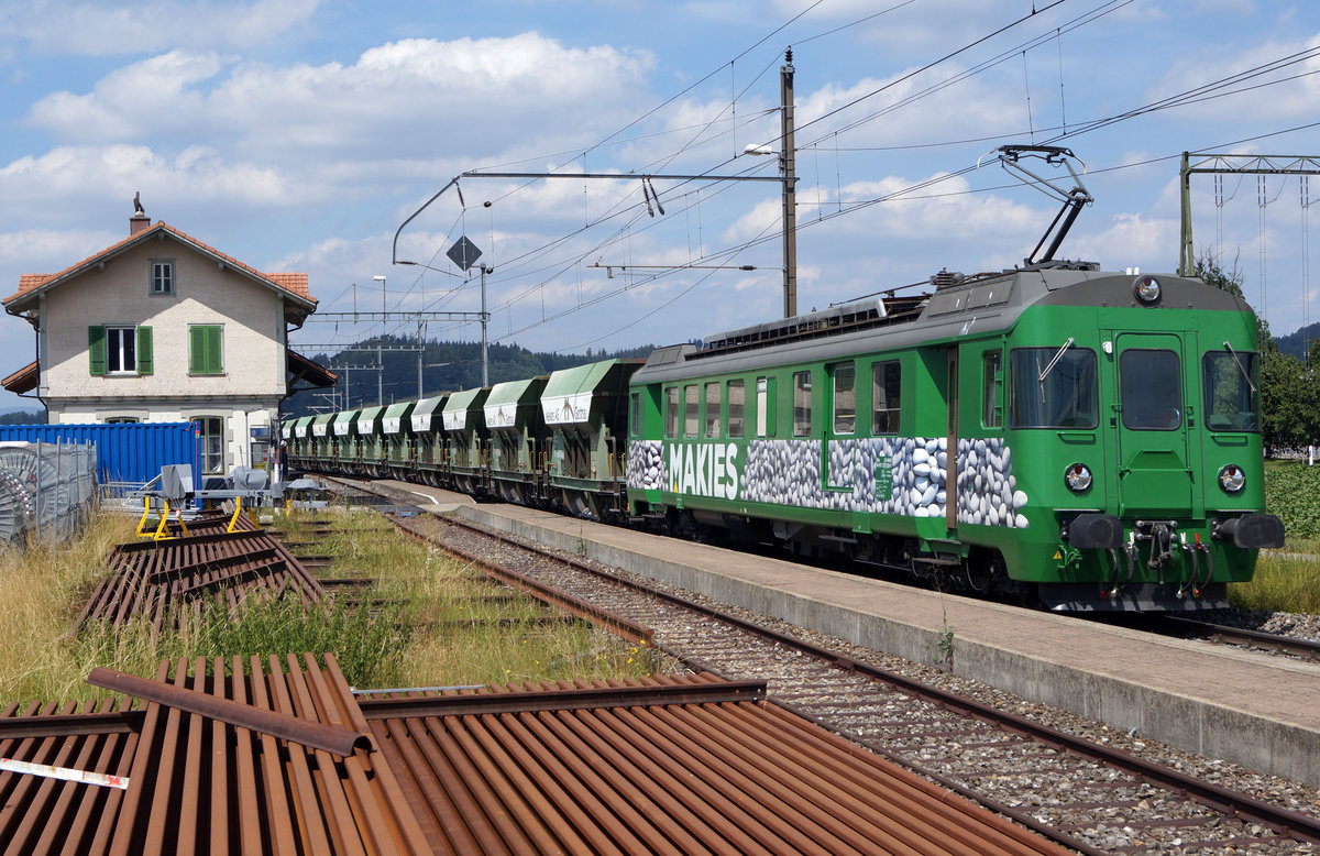 KIESZUG VON MAKIES AG GETTNAU mit zwei ehemaligen SOB BDe 4/4 Triebwagen an beiden Enden bei Lindenholz am 9. Juli 2019.
Foto: Walter Ruetsch