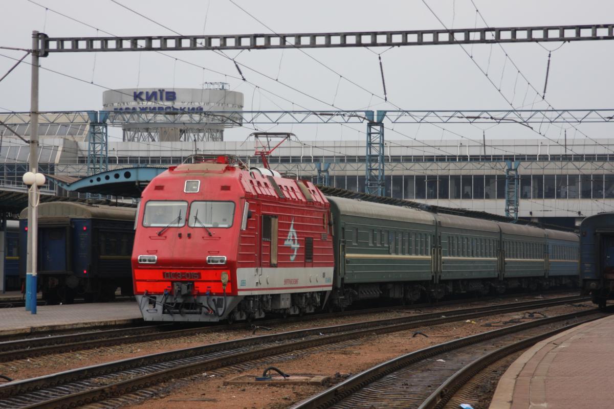 Kiew Hauptbahnhof 23.2.2008
Moderne Siemens Elektrolok vor stilreinem alten russischen Schnellzug!