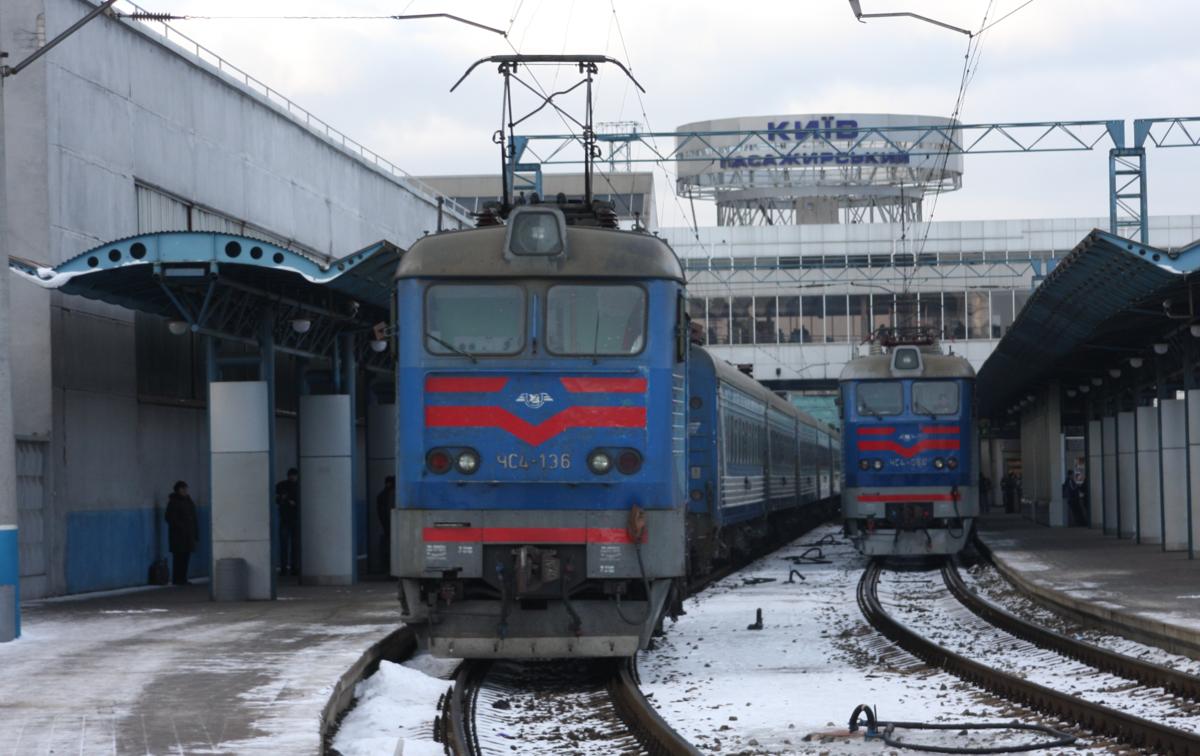 Kiew (Passagierski) Hauptbahnhof am 16.2.2008
Abfahrbereit steht Elektrolok YC4-136.