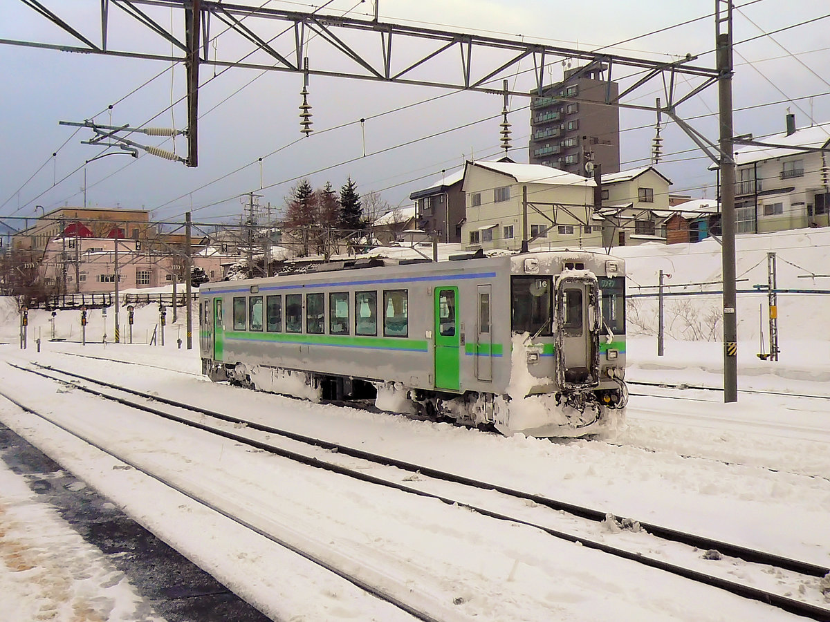 KIHA 150 (キハ150) von JR Hokkaidô: Triebwagen KIHA 150-16 ist in Otaru angekommen nach einer Fahrt über den tief verschneiten Pass vom Südenwesten der Insel her. 19.Februar 2009. OSHAMAMBE-OTARU 