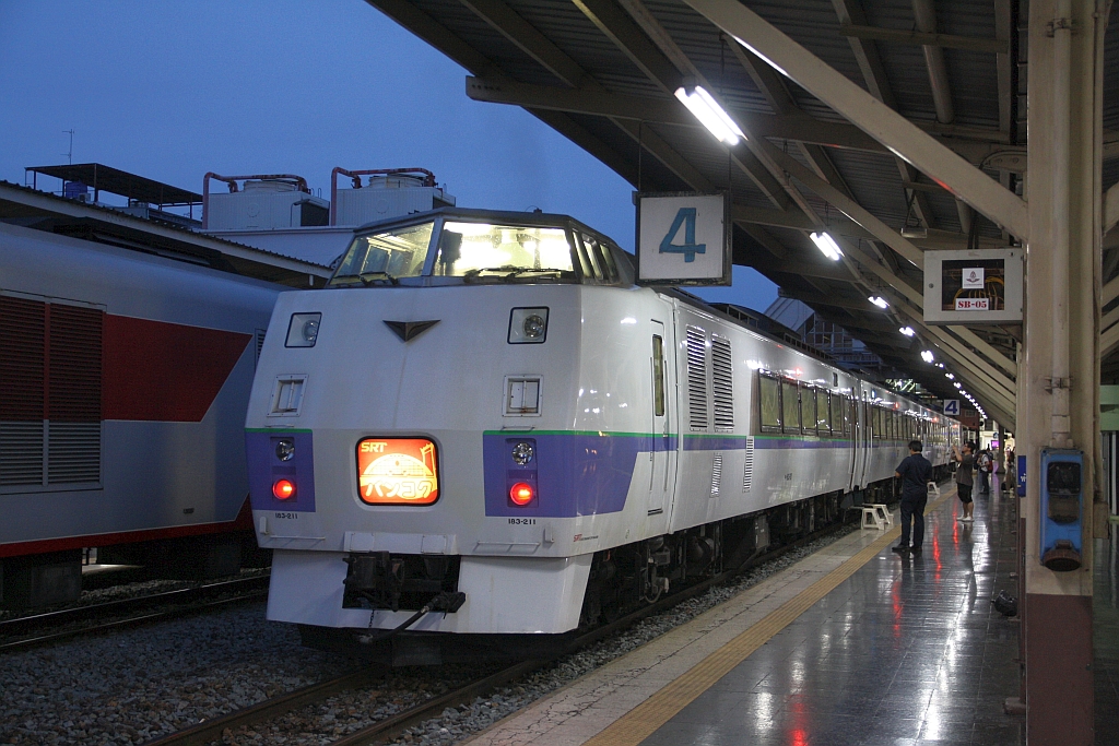KIHA 183-211 als Excursion 945 nach Saphan Tam Krasae und Nam Tok am frühen Morgen des 28.Juni 2025 in der Hua Lamphong Station.