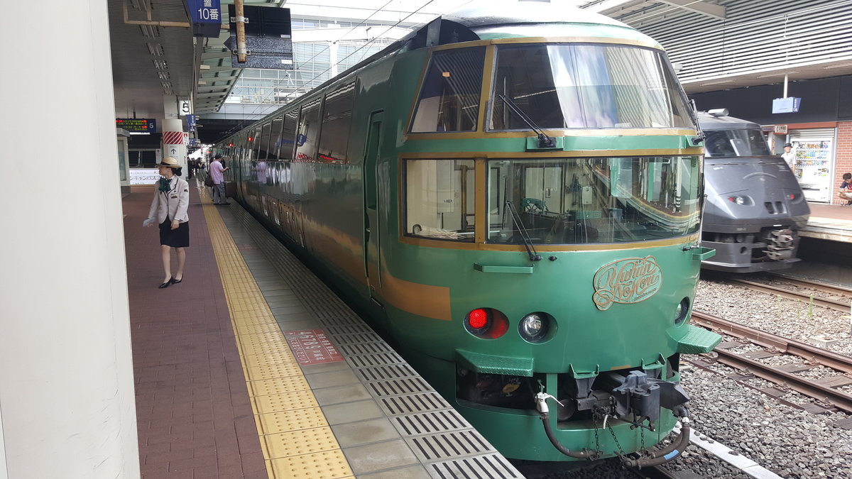 KiHa 71  Yufuin no Mori  im Bahnhof Hakata, am 26.08.2016

Der Yufuin no Mori verkehrt täglich als Touristenzug zwischen Hakata an Kyushus Westküste und Beppu.