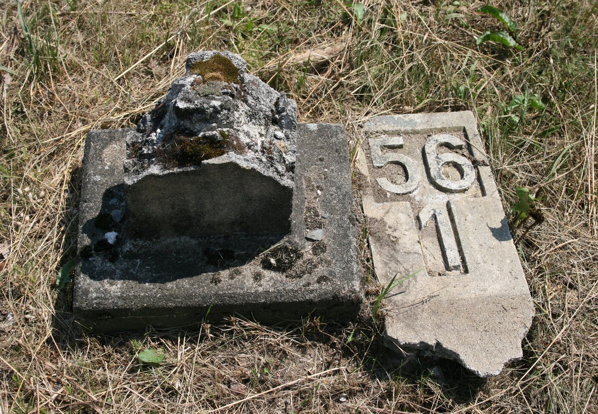 Kilometerstein  56,1  der Strecke Berlin Anhalter Bahnhof–Elsterwerda am Bahnsteig des Haltepunktes Klasdorf am 25.06.2016