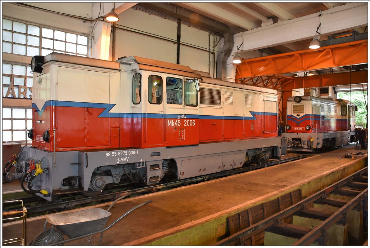 Kindereisenbahn Budapest. Geführte Besichtigung der Depotwerkstätte in Hüvösvölgy. Hier werden die Grossdieselloks Kk45-2006 und 2002 überholt und gewartet. (10.06.2017)
