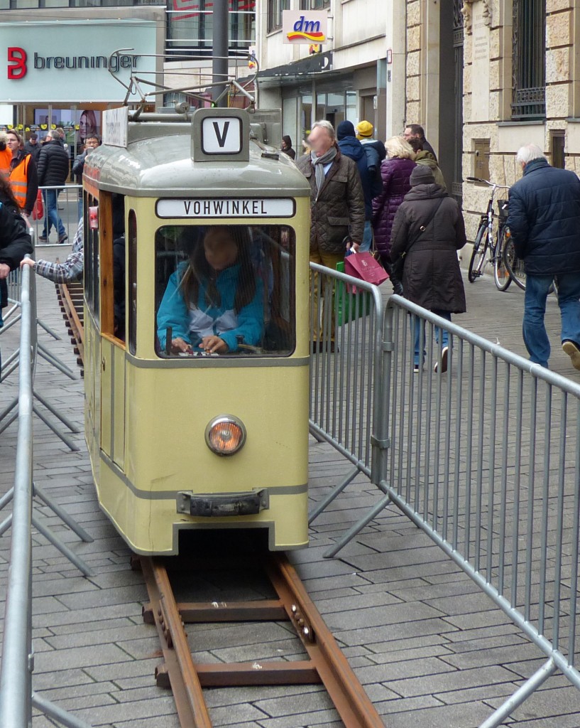 Kinderstraßenbahn Düsseldorf. Ganz bis nach Vohwinkel ging es an diesem Tag nicht, aber einige Meter konnten die Kinder mit dieser 1958 gebauten batteriebetriebenen Bahn fahren. 20.2.2016, Düsseldorf Jan-Wellem-Platz