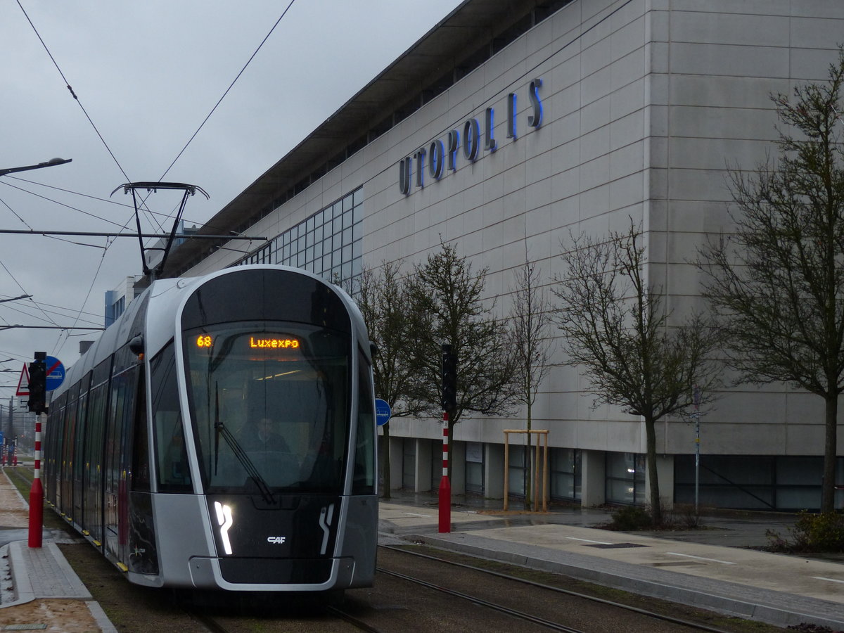 Kino Utopolis mit Straßenbahnanschluss. Fahrzeug 101 der neuen Luxemburger Tram pendelte am 26.12.2017 mit defekter Leuchte im 15-Minuten-Takt zwischen Pafendall - Rout Bréck und Luxexpo.