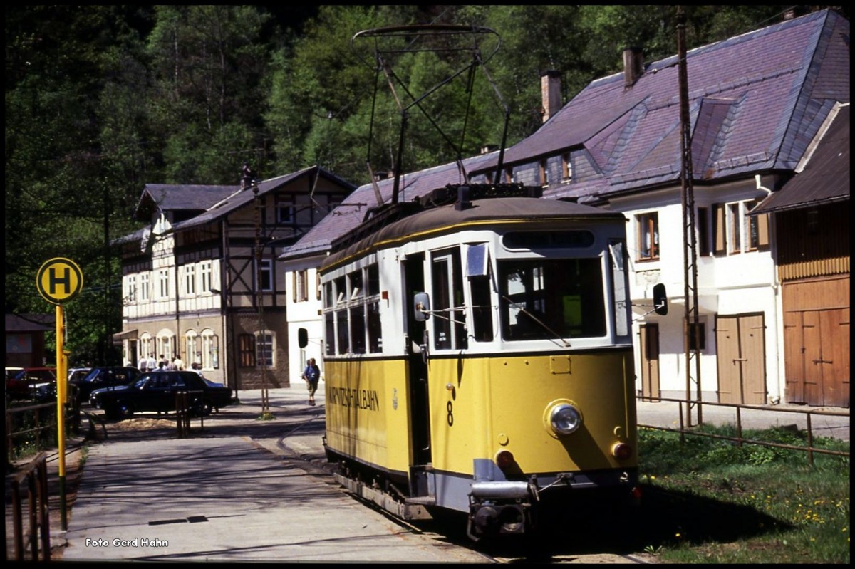 Kirnitzschtalbahn kurz nach der Wende am 34.5.1990. TW 8 am Endhaltepunkt Lichtenhainer Wasserfall!
