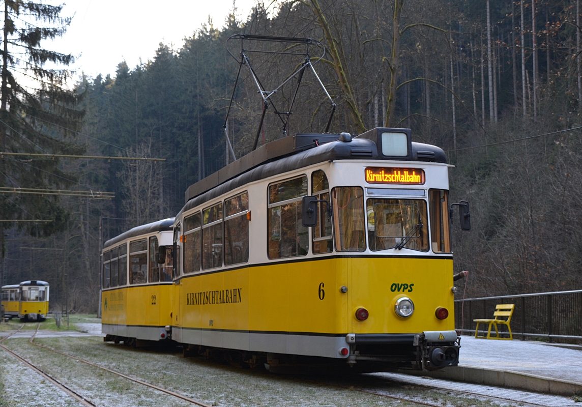 Kirnitzschtalbahn wartet auf Abfahrt von der Haltestelle Lichtenhainer Wasserfall nach Kurpark. Bad Schandau, 13.02.2018. 