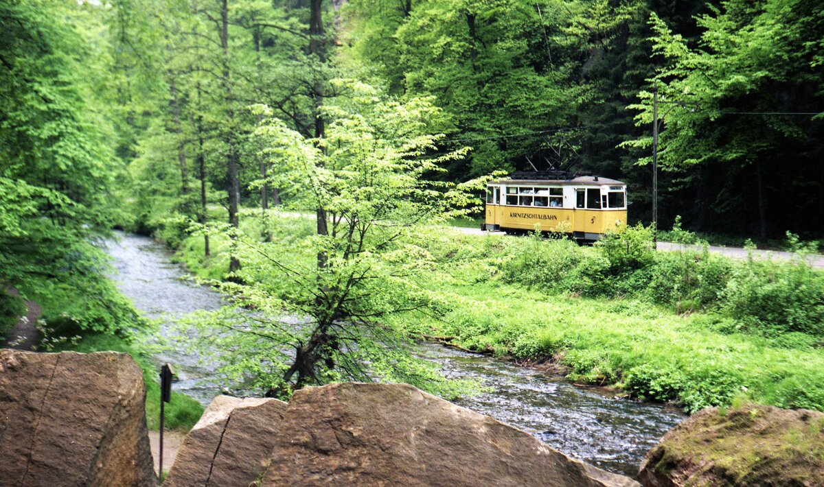Kirnitzschtalbahn__Fahrt entlang der Kirnitzsch durch herrliche Landschaft.__11-05-1990