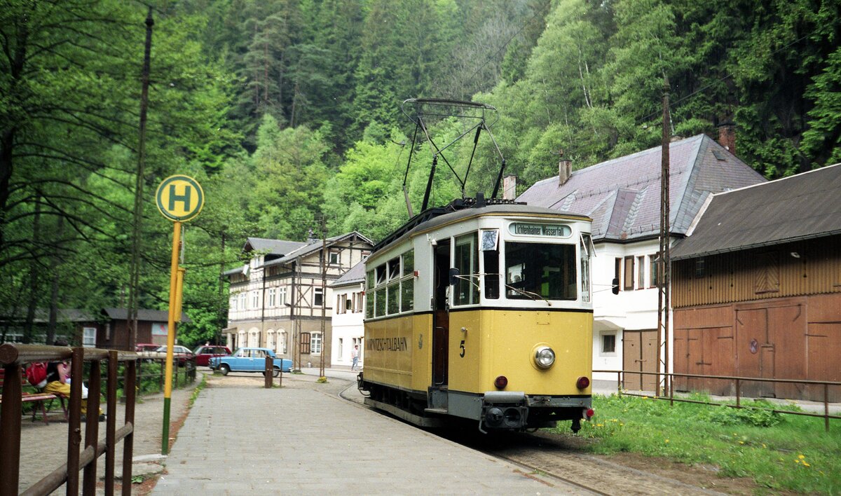 Kirnitzschtalbahn__Tw 5 [T2, Gotha 1943, ex Lockwitztalbahn] an der Endstation 'Lichtenhainer Wasserfall'.__11-05-1990