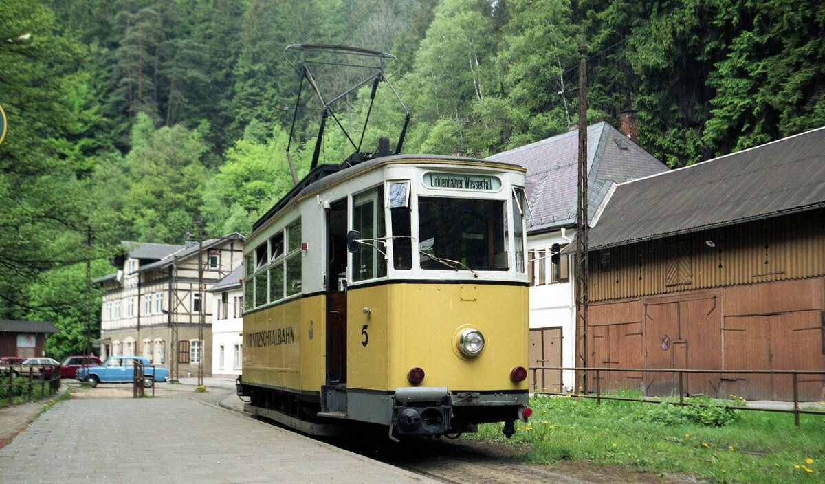 Kirnitzschtalbahn__Tw 5 [T2, Gotha 1943, ex Lockwitztalbahn] an der Endstation 'Lichtenhainer Wasserfall'.__11-05-1990