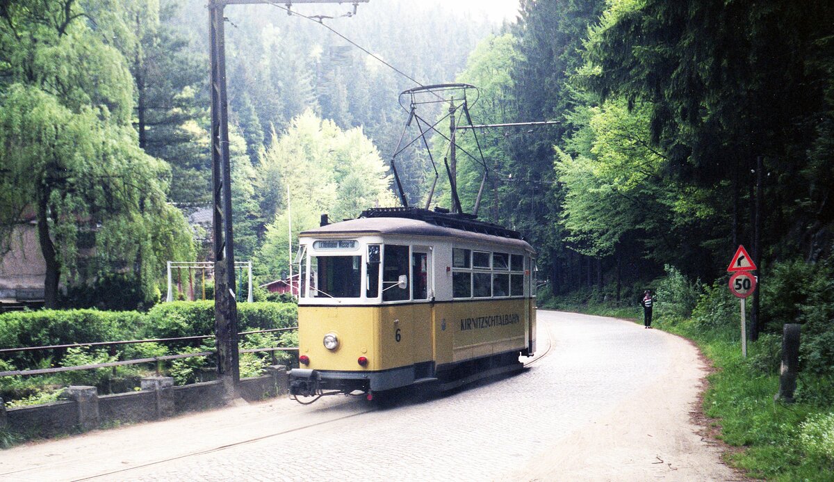 Kirnitzschtalbahn__Tw 6 [T2, Gotha 1938, ex Lockwitztalbahn; 1993 >Halle/S.] auf der Strecke.__11-05-1990