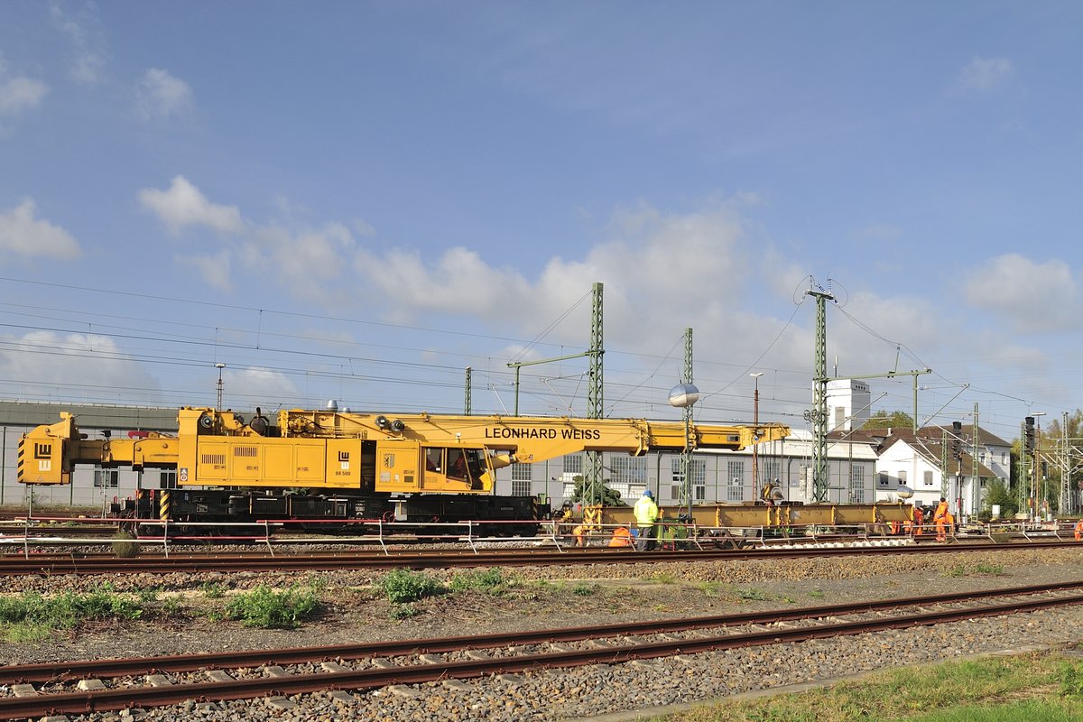 Kirow-Kran 88500 bei der Weichen erneuerung am 29.10.2017 auf der KBS 485 an der Bahnhofseinfahrt aus Richtung Übach-Palenberg