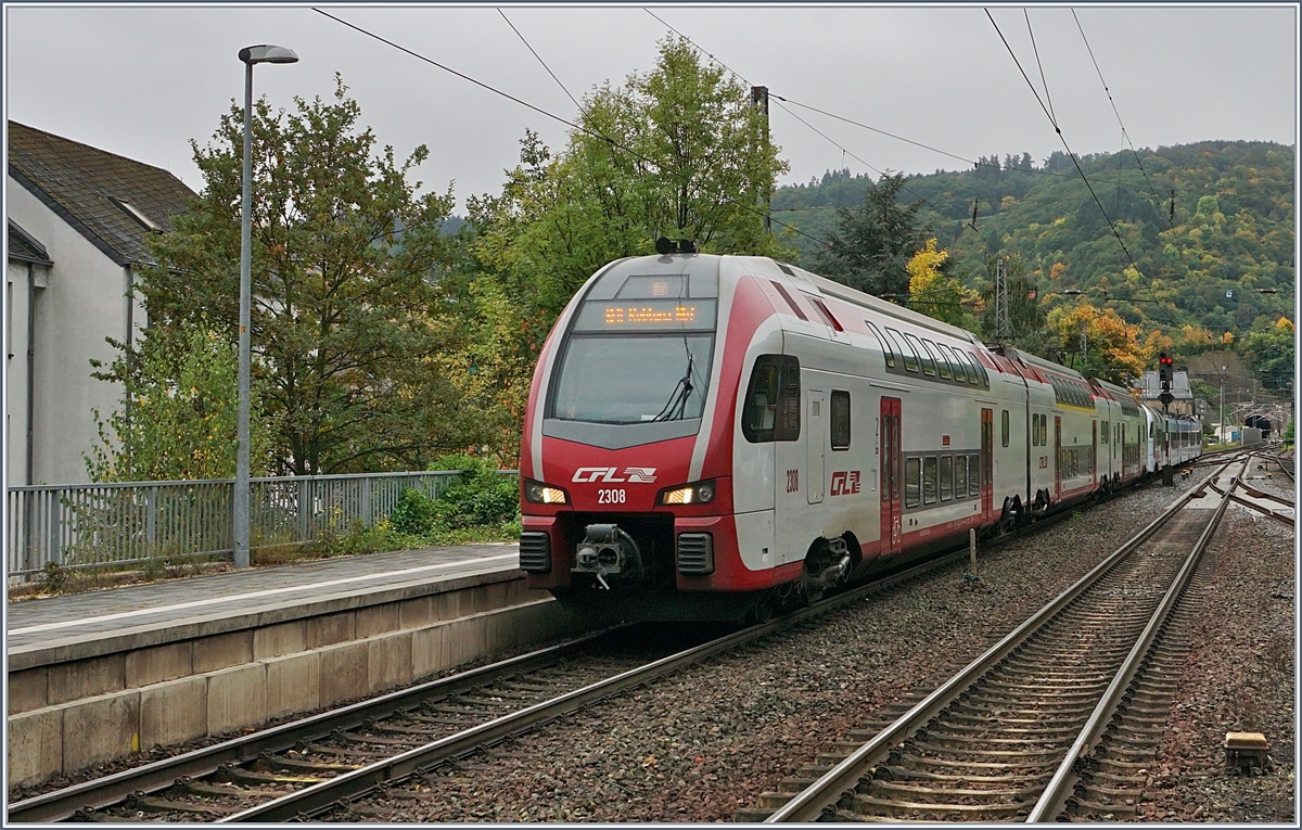 KISS und FLIRT: Der RE von Saarbrücken und Luxembourg, unterwegs nach Koblenz, erreicht Cochem. An der Spitze der CFL KISS 2308, gefolgt vom DB Süwex Flirt. 
2. Okt. 2017 