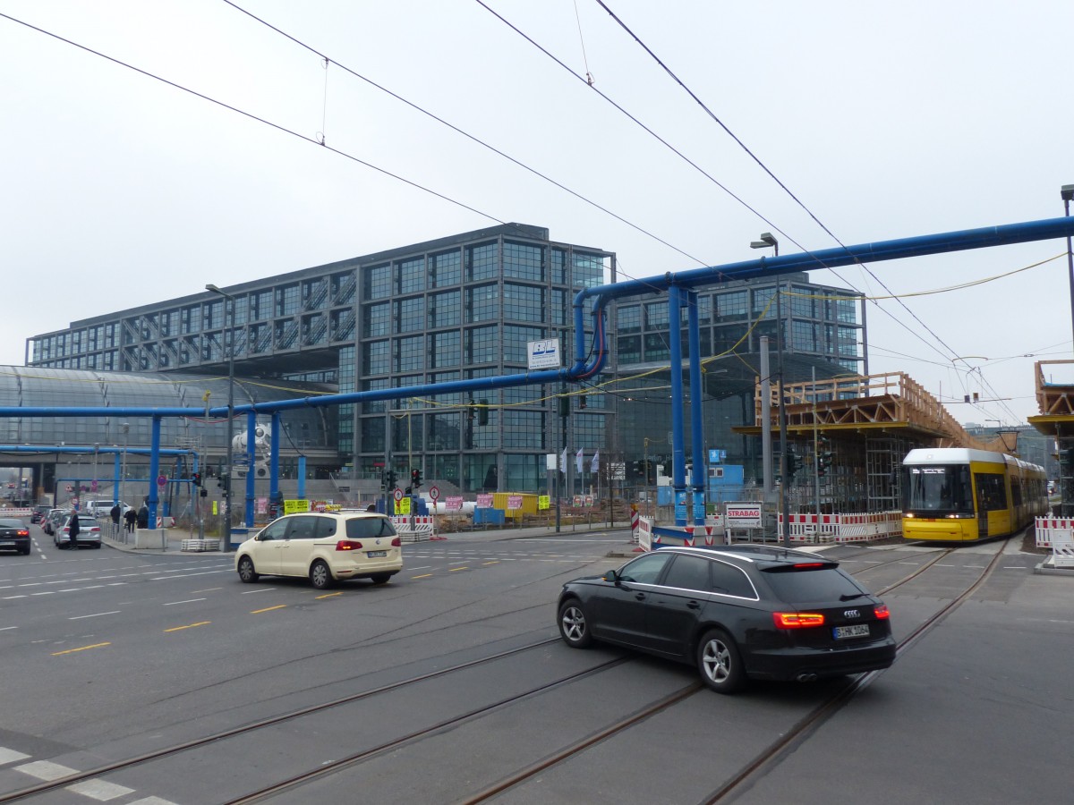 Klare Prioritäten: Wer mit der Straßenbahn von Mitte nach Moabit fährt, wartet an so gut wie jeder Ampel. Hier werden zunächst die Abbieger vorgelassen, die Straßenbahn steht. ÖPNV-Vorrangschaltungen in Berlin sind ein aberwitziges Thema: Die BVG kann sie zwar beantragen (kostenpflichtig), die bis an die Grenze der Arbeitsfähigkeit zusammengesparte Senatsbehörde  Verkehrslenkung Berlin  (VLB) hat aber meist eher die Interessen der Autofahrer im Blick. Das ist hier schön beschrieben: http://signalarchiv.de/Meldungen/10000639 14.12.2014, Berlin Hauptbahnhof