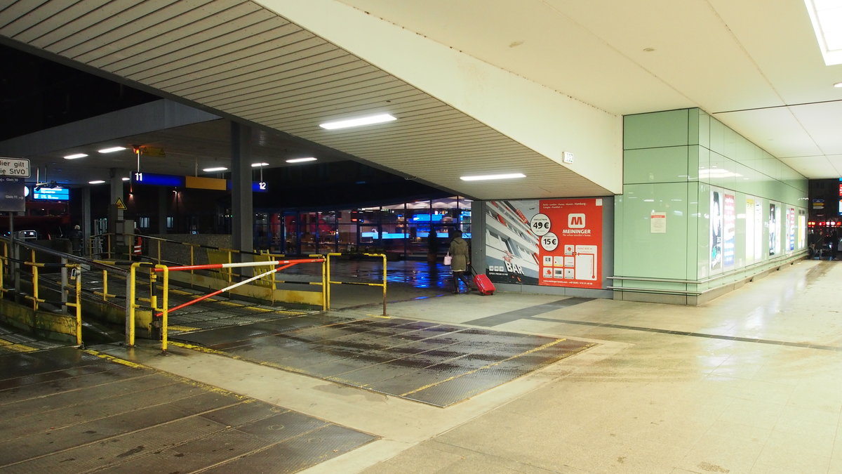 Klassische Autoverladung. 

In Hamburg-Altona werden die Autos noch direkt innerhalb des noch existierenden Fernbahnhofes abgefertigt. Dafür wird extra beidseitig im Bahnhof abends (und morgends, wenn die Züge ankommen) eine Passage der Fußgänger gesperrt und für Autos freigemacht. (hier zu sehen)
Diese fahren dann über die höhenverstellbaren Rampen auf die Auto-Wagen auf. (im Foto anhand der Spuren gut zu erkennen) Somit können theoretisch zwei Züge parallel abgefertigt werden. Das Sicherheitspersonal wird seit dem Fahrplanwechsel 2016/2017 von der DB gestellt, die Einweiser sind von einem privaten Dienstleister. Die abgefertigten Züge gehören entweder zur BTE (Ziel: Lörrach) oder ÖBB (Ziel Wien und Innsbruck).

Hamburg, der 17.3.2017