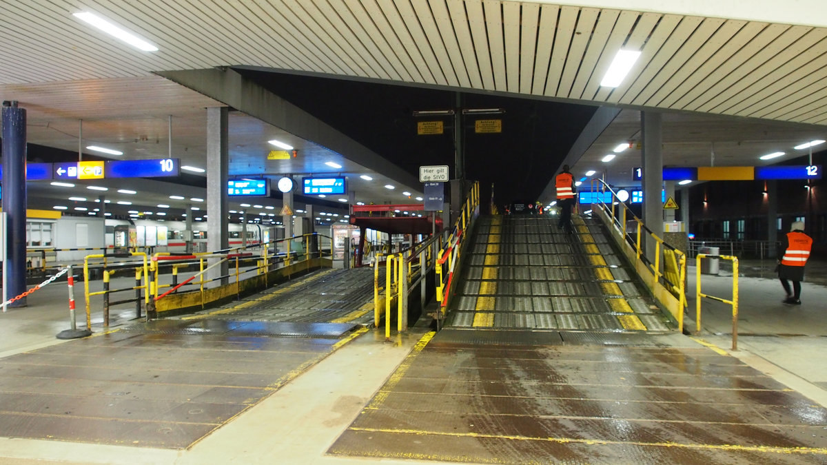 Klassische Autoverladung.

In Hamburg-Altona werden die Autos noch direkt innerhalb des noch existierenden Fernbahnhofes abgefertigt.
Dafür wird extra beidseitig im Bahnhof abends (und morgends, wenn die Züge ankommen) eine Passage der Fußgänger gesperrt und für Autos freigemacht. Diese fahren dann über die hier zu sehenden, höhenverstellbaren Rampen auf die Auto-Wagen auf. Somit können theoretisch zwei Züge parallel abgefertigt werden.
Das Sicherheitspersonal wird seit dem Fahrplanwechsel 2016/2017 von der DB gestellt, die Einweiser sind von einem privaten Dienstleister. 
Die abgefertigten Züge gehören entweder zur BTE (Ziel: Lörrach) oder ÖBB (Ziel Wien und Innsbruck).

Hamburg, der 17.3.2017
