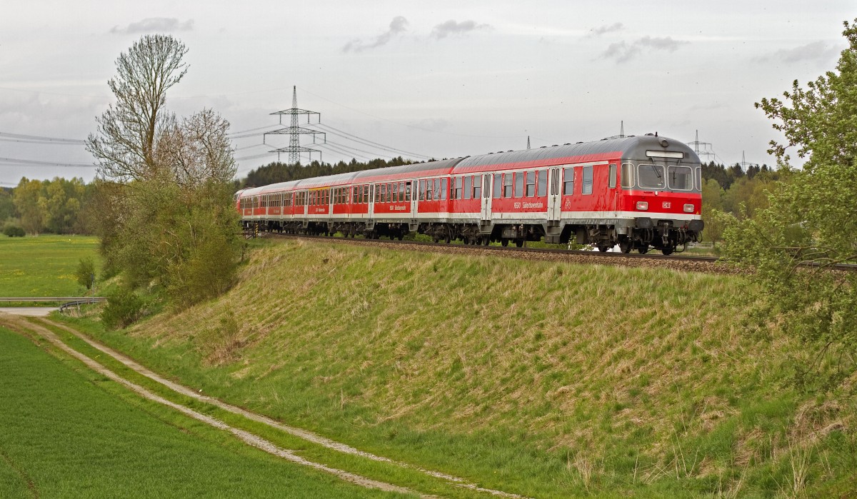 Klassische Regionalzugganitur mit Karlsruher Steuerwagen, passiert am 30. April 2015 kurz nach Markt Schwaben die Überführung der Staatsstraße 2080. Gezogen von einer 218 geht es in Richtung Hörlkofen.