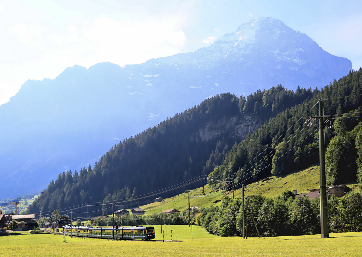Klassischer Grindelwaldner Zug der BOB, wie er heute zusammengesetzt ist (Dreiteiliger Steuerwagen (ABt8 424) + dreiteiliger Triebwagen). Vor der mächtigen Kulisse des Eiger und seiner berühmten Nordwand. Schwendi unterhalb Grindelwald, 4.September 2021 