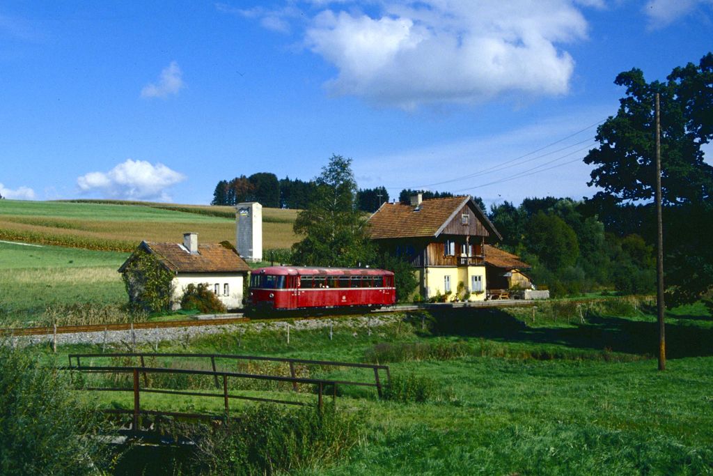 Klassisches Motiv von der Strecke Traunstein - Waging mit dem Hp. Otting, an dem 798 729 im Juni 1991 einen kurzen Halt einlegt. 