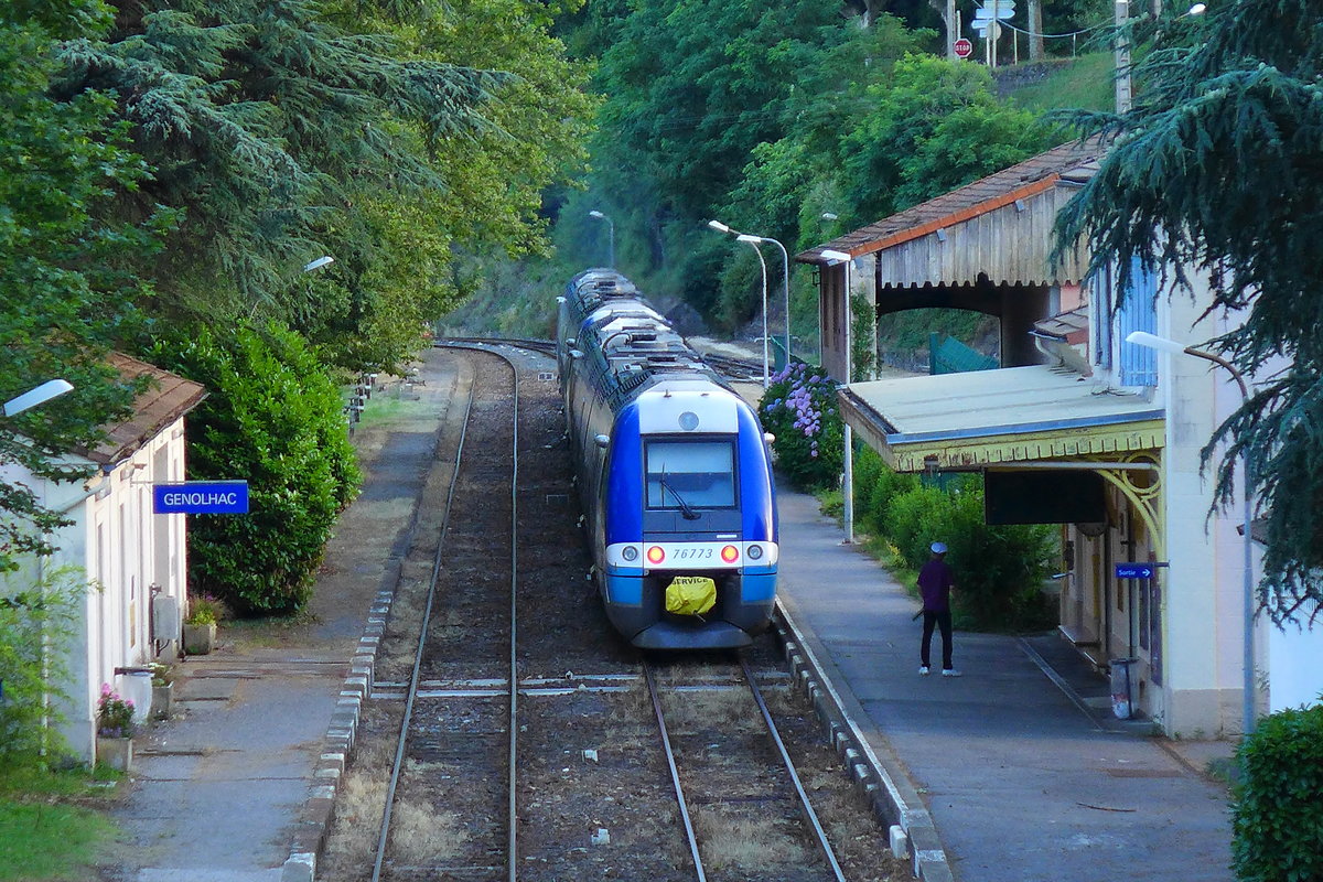 Klein aber fein - passt sehr gut zu dem Bahnhof von Genolhac. In der Abenddämmerung sind 76765 und 76773 als TER73997 (Clermont-Ferrand - Nimes) gerade zum stehen gekommen und werden ihre Fahrt gleich fortsetzten.
Genolhac, 13. Juli 2016