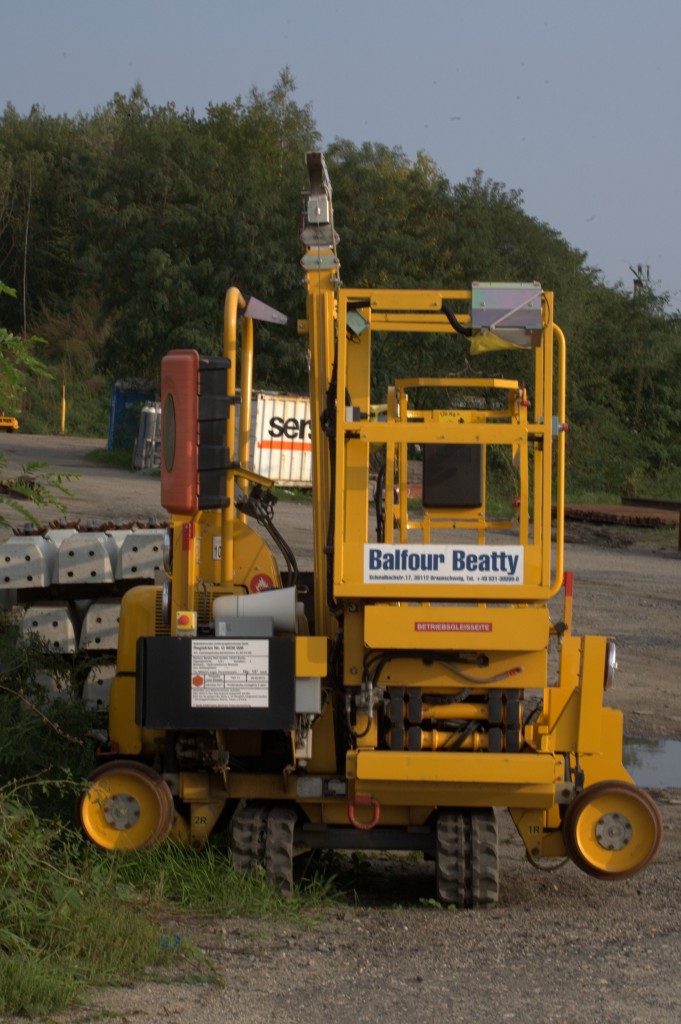 Klein aber oho, diese Zweiwegearbeitsbühne, abgestellt in Coswig. Eigner die Firma  Balfour Beatty.01.10.2014 16:47 Uhr. 