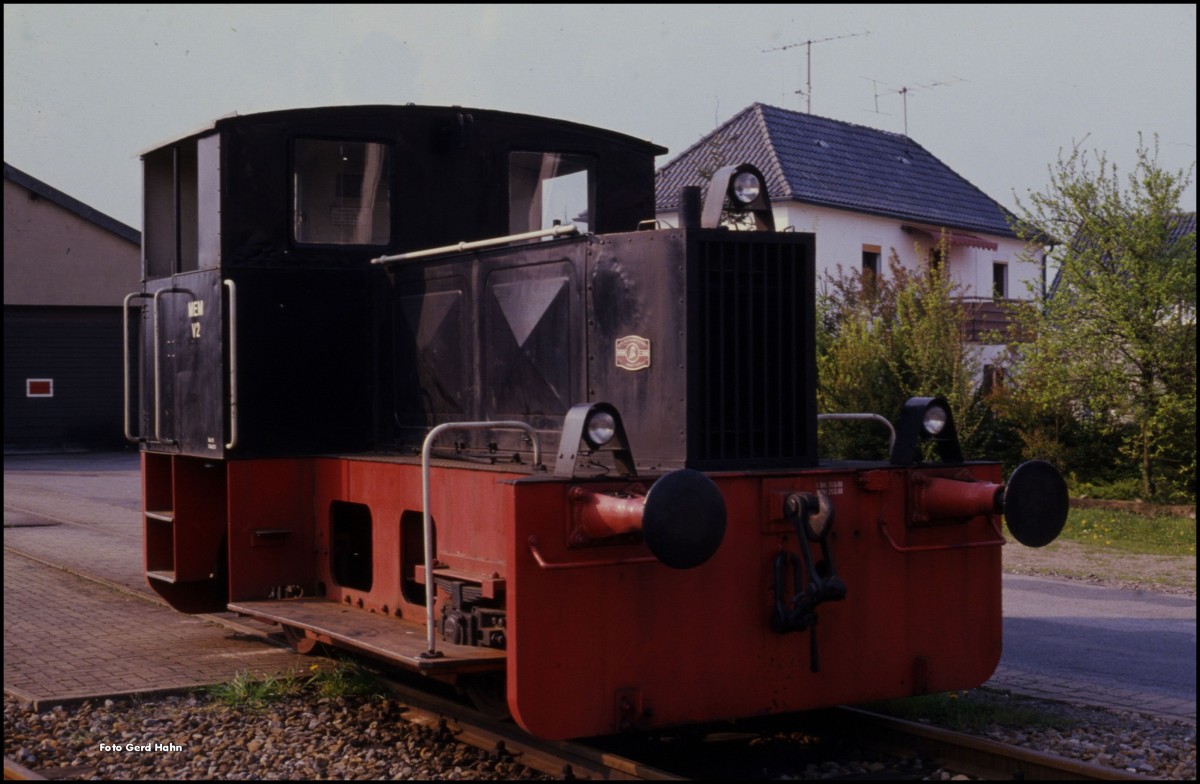 Klein Diesellok der Berliner Maschinenbau Nr. 10781 steht als V 2 der Museums Eisenbahn Minden am 22.4.1990 im Bahnhof Preußisch Oldendorf.