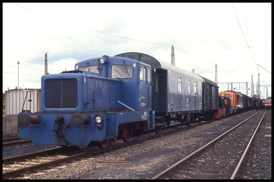 Klein Lok 311102 stand am 29.8.1993 vor einem langen Zug aus alten Wagen und Dampfloks.