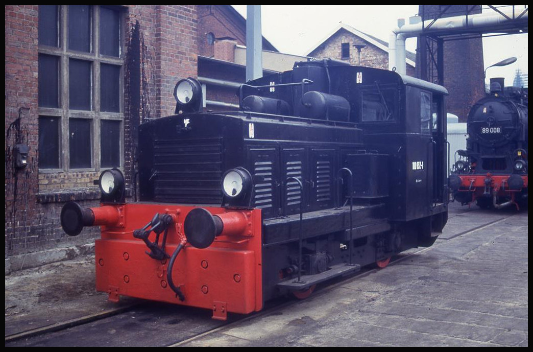 Kleindiesel Lok 100952 am 5.12.1993 im BW Schwerin.