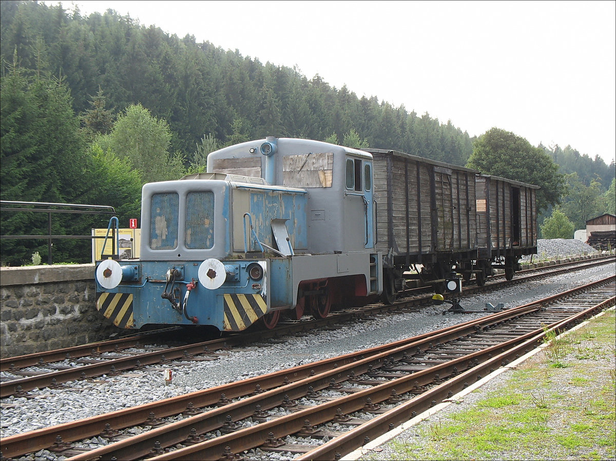 Kleindiesellok LKM Babelsberg Typ V10 B mit historischen zweiachsigen Güterwagen abgestellt in Bärenstein (Osterzgebirge); 30.07.2006
