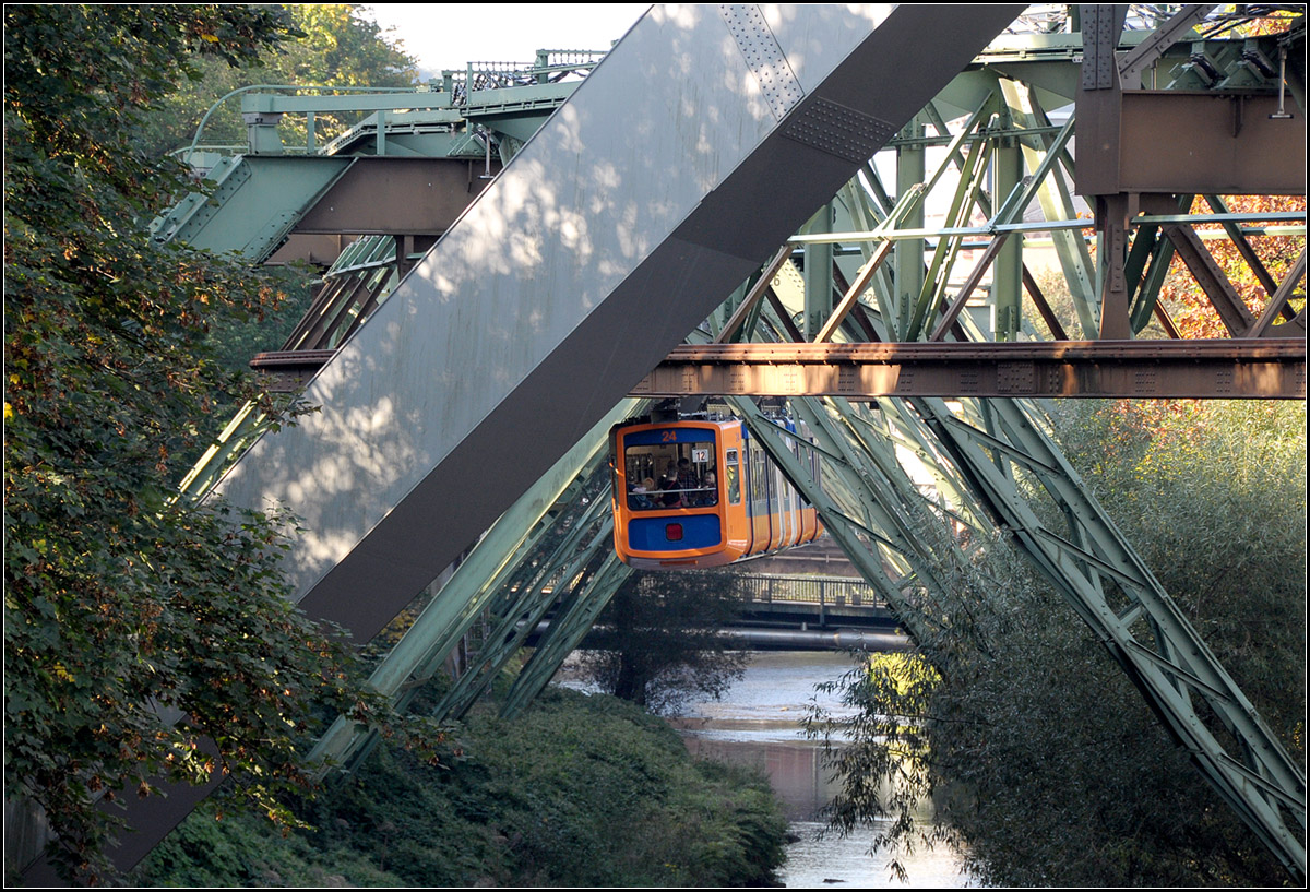 Kleine Bahn / große Anlagen -

Schwebebahn-Zug zwischen Ohligsmühle und Robert-Daum-Platz. 

04.10.2014 (J)