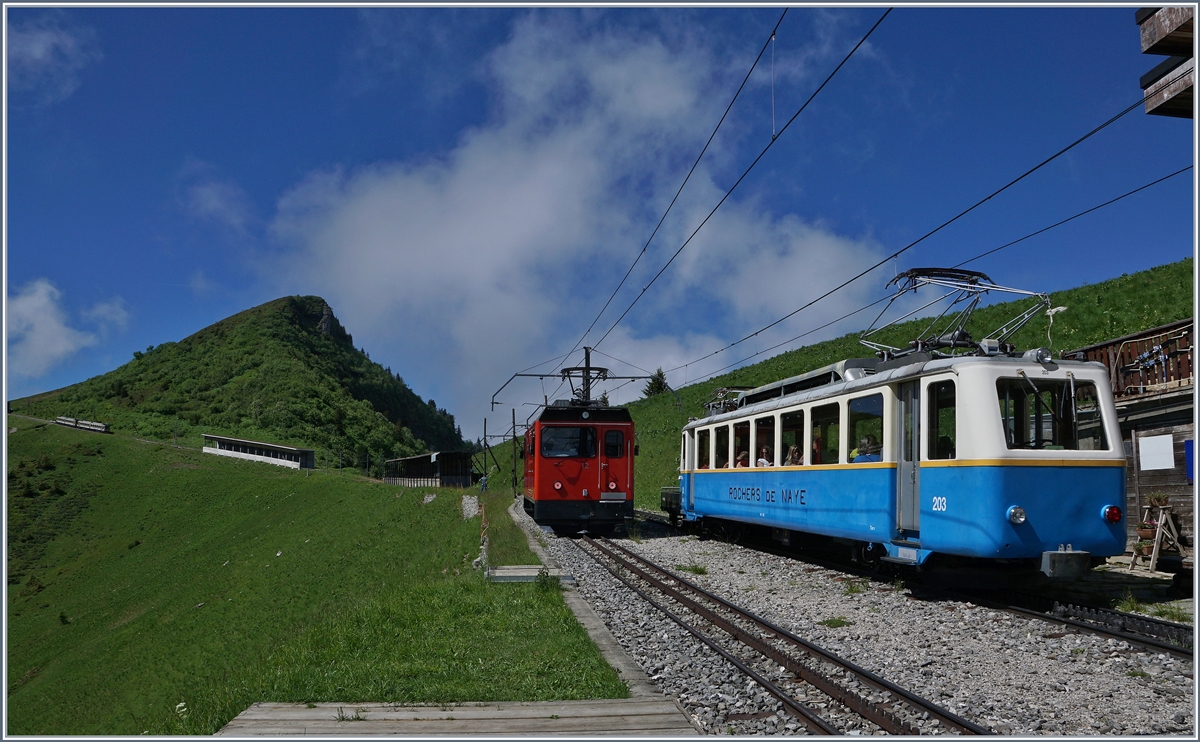 Kleine Bahn, und troztdem war der Bildausschnitt fast zu klein um den vorausfahrenden Beh 4/8 301 und 304 sowie den nach folgenden Bhe 2/4 203 als Zug 3361 gemeinsam zu zeigen. 
3. Juli 2016