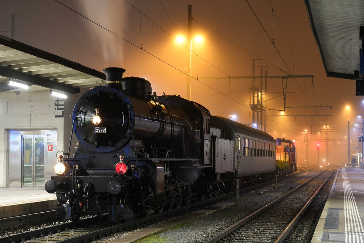 Kleine Fotodokumentation des 1. Teils der Reise (auf Schweizer Boden) der C 5/6 2978 nach Meiningen ins Ausbesserungswerk. Unterstützt von der Am 843 095-1 startete die Reise in Brugg um 04:18 Uhr. Foto zeigt den kurzen Aufenthalt in Schaffhausen, kurz vor der Weiterfahrt in den Güterbahnhof.
