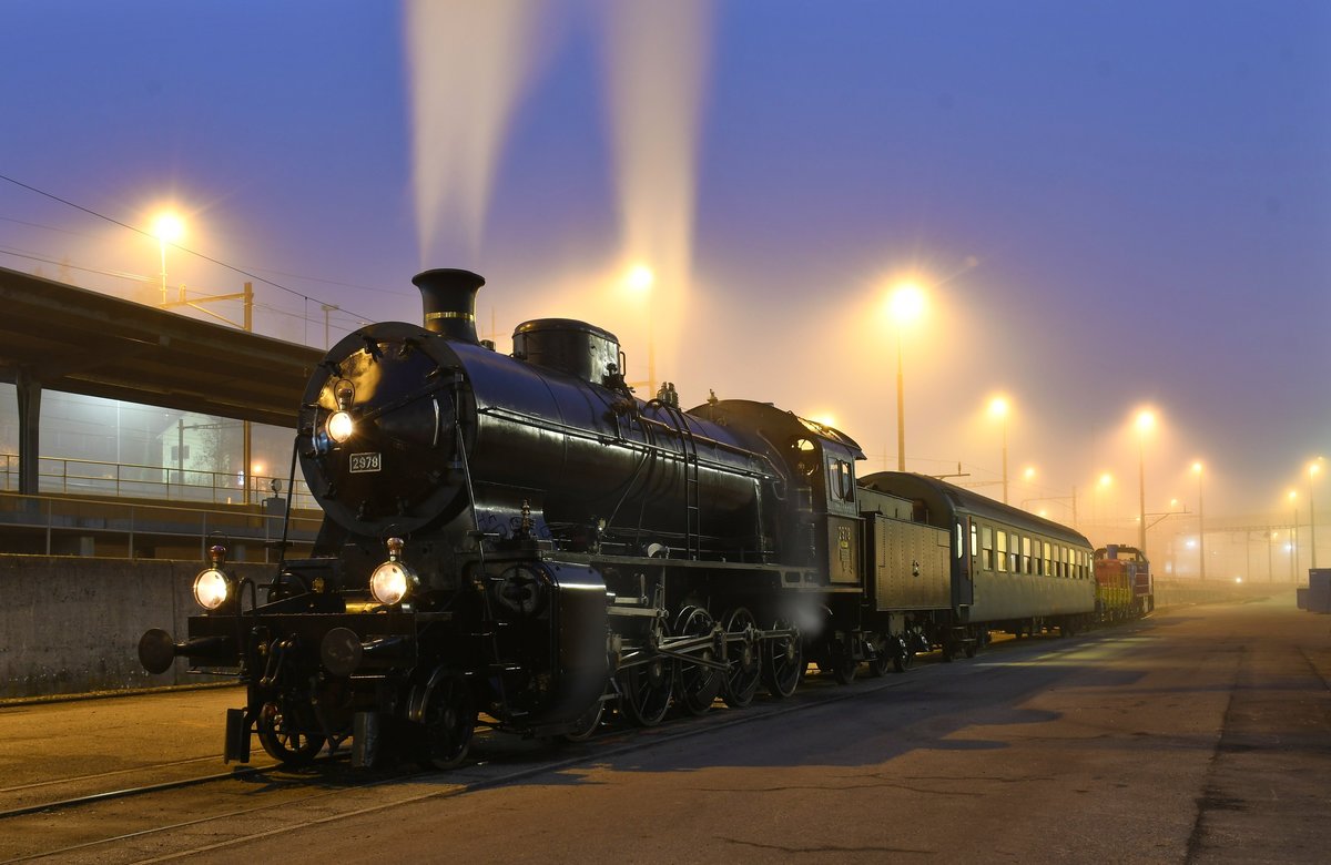 Kleine Fotodokumentation des 1. Teils der Reise (auf Schweizer Boden) der C 5/6 2978 nach Meiningen ins Ausbesserungswerk. Unterstützt von der Am 843 095-1 startete die Reise in Brugg um 04:18 Uhr. Foto zeigt den Aufenthalt in Schaffhausen GB, wo die Vorbereitungen für Deutschland getroffen wurden und auf die Deutsche Crew gewartet wurde.