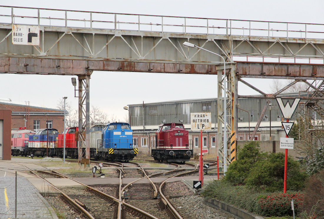 Kleine  Lokparade  auf dem Gelände des Alstom-Standortes Stendal.
Vorne stehen 293 505 und 298 135.
Das Foto wurde von der öffentlichen Straße nebenan aufgenommen.