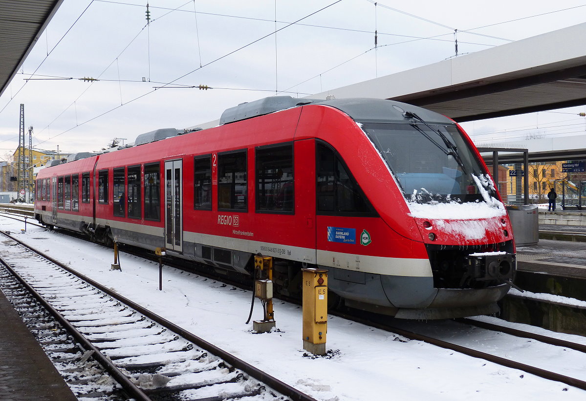 Kleine motivliche Erfrischung. Vor etwa 2 Monaten am 18.03.2018 lag noch Schnee im Bahnhof Nürnberg. 648 827-3