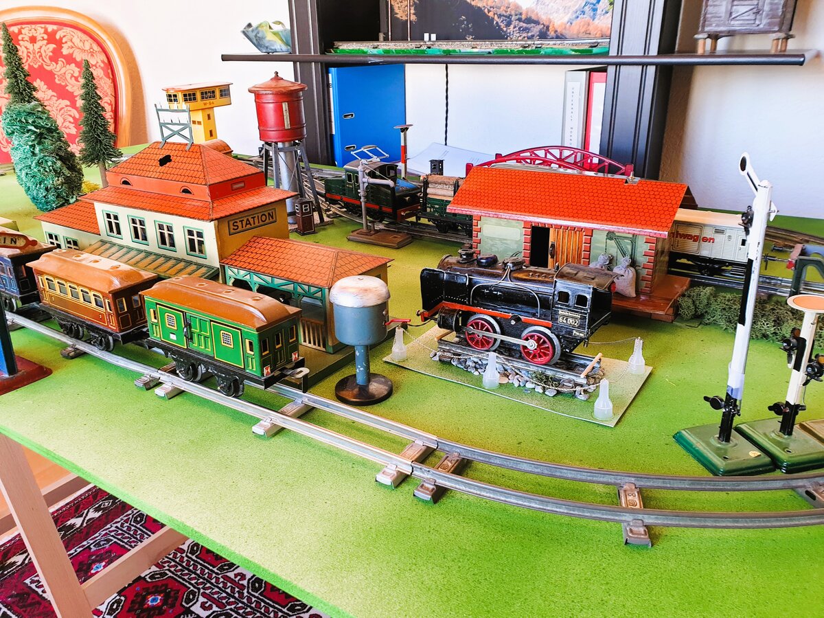 Kleine Spur 0 Anlage(Uhrwerk) Antik,1930er/1950er Jahre, aus meinem Diorama erstellt 
Blick auf die Denkmallok,dahinter ein Bing G�terschuppen.
PW