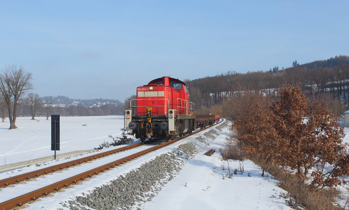 Kleine Übergabe aus dem Stahlbau Plauen als ER 53145 auf dem Weg nach Weischlitz. Eingefangen bei Wintersonne mit Schnee nahe Kürbitz am 06.02.2019