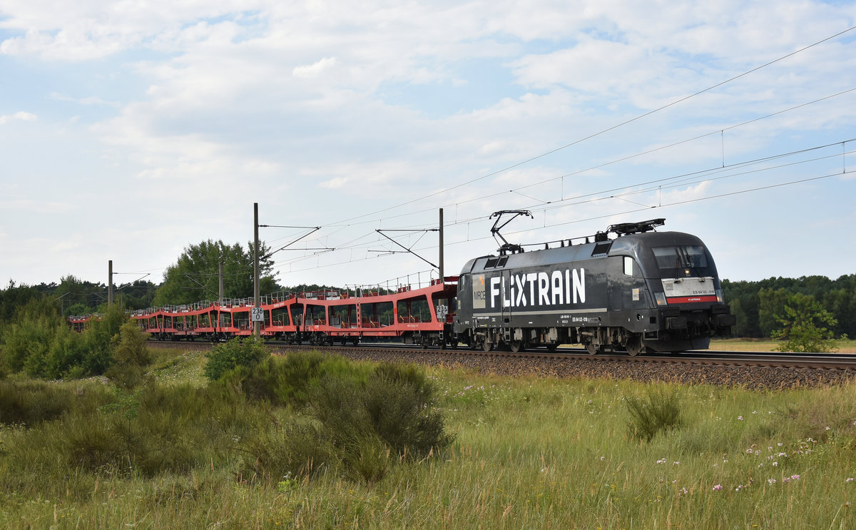 Kleine überraschung war dieser FlixTrain/MRCE Hybrid 182 518-1, kommend aus Richtung Hamburg. Welcher mit Autotransportwaggons und 6 Liege-, Schlafwagen unterwegs war. 3km östlich von Büchen, 30.07.2018.