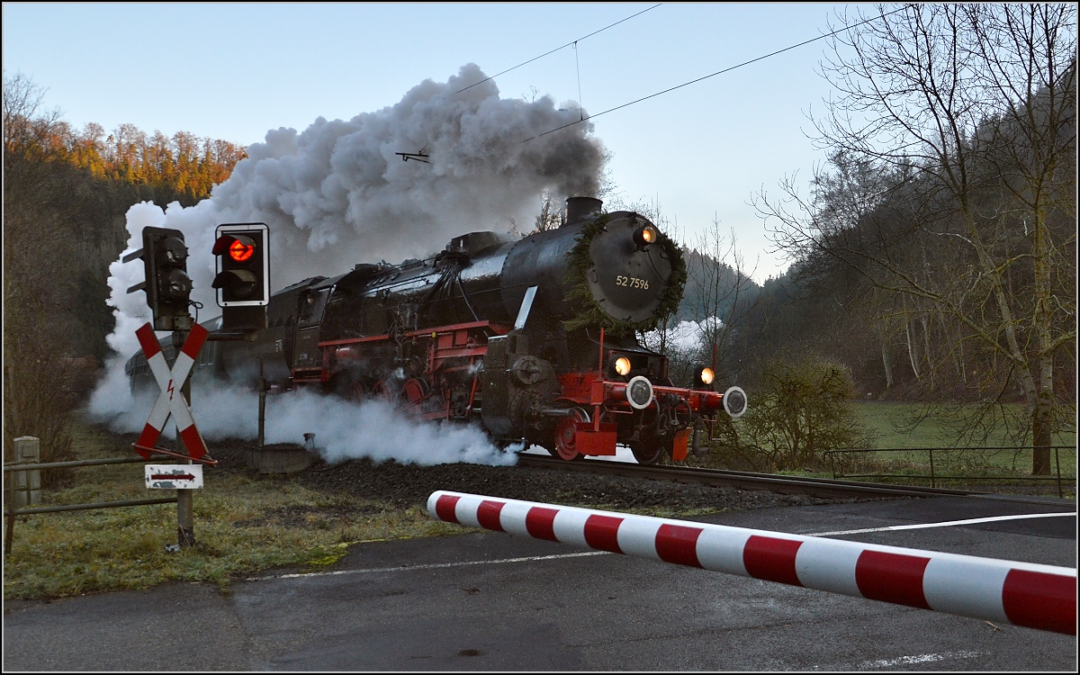 Kleine Verfolgungsszene IV. 

Schuss und... daneben. Der Zug war schneller, so dass ein Teil der Lok noch verdeckt ist, weil man den besten Platz noch nicht erreicht hat... Dieser Bahnübergang in Talhausen ist übrigens der unseelige Ort, an dem vor nicht allzulanger Zeit ein Tieflader hängenblieb und von einer Regionalbahn gerammt wurde. Dezember 2014.