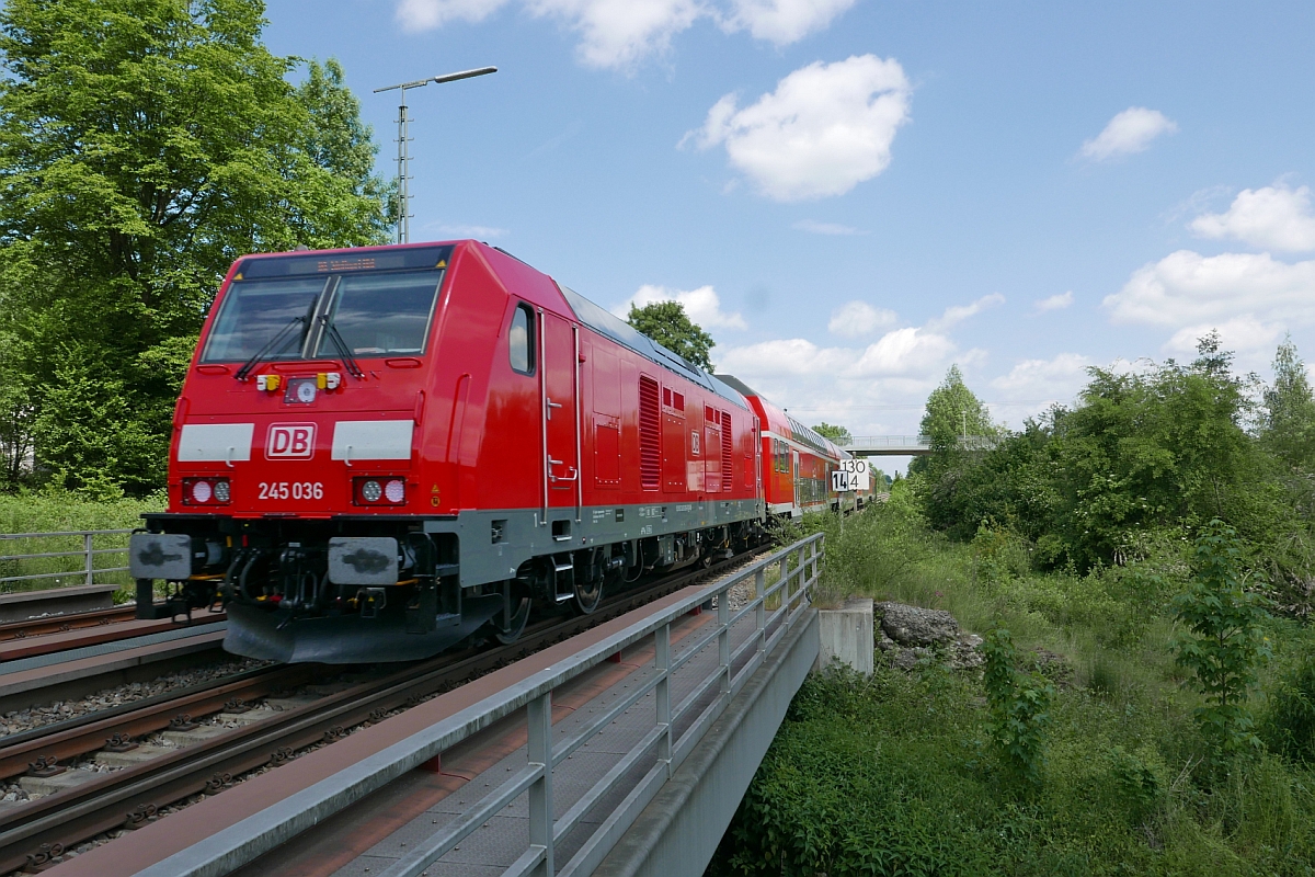 Kleine Wolke, großer Schatten - Die aus Lindau kommende 245 036 überquert am 31.05.2017 mit den Wagen des IRE 4218 nach Stuttgart den Weißgerberbach in Biberach (Riß).