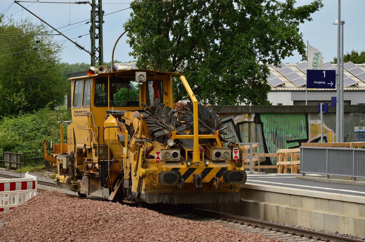 Kleinenbroich am Sonntag den 6.7.2014 eine Schotterprofiliermaschine der Firma Eiffage Rail am Gleis 2.