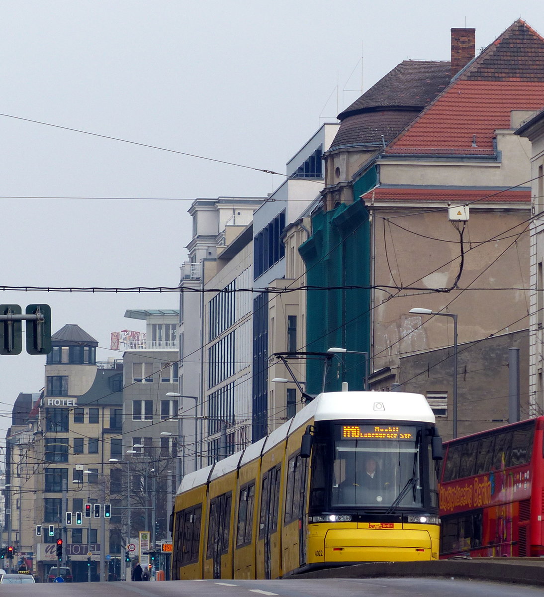 Kleiner Bergsteiger - auf dem Weg zum Berliner Hauptbahnhof muss die Straßenbahnlinie M10 geringfügige Höhenunterschiede meistern. Die Nachfrage auf den Strecken zum Hauptbahnhof liegt etwa doppelt so hoch wie vor dem Bau erwartet, es wird über eine starke Verdichtung des Taktes nachgedacht. Invalidenstraße, Berlin, 12.2.2017