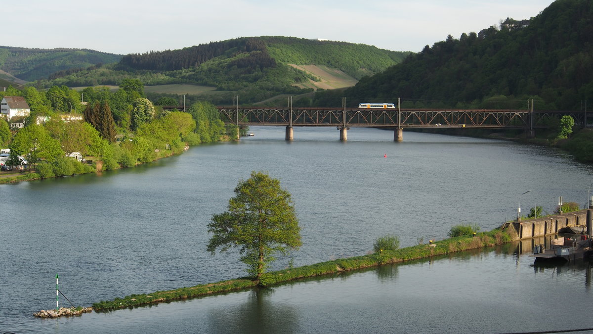 Kleiner ganz groß...
Auf der Doppelstockbrücke zu Bullay fährt ein unerkannt gebliebener RS1 von RhenusVeniro dem Ziel Bullay entgegen. Start war in Traben-Trarbach.

Bullay, der 27.04.2018