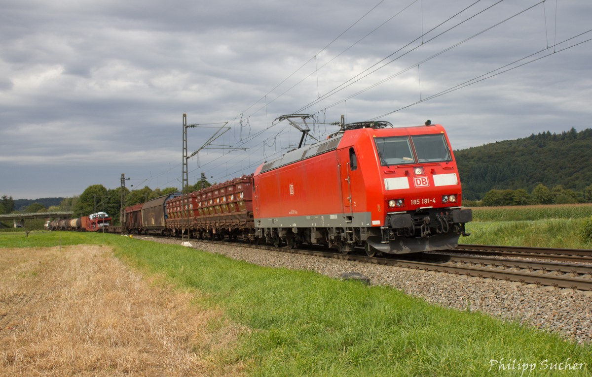 Kleiner Lichtblick: 185 191 mit einem gemischten Güterzug am 20.08.2014 bei Kollmarsreute.