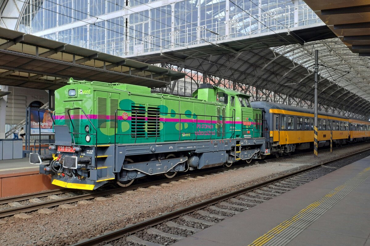 Kleiner Vorsetz f�r KDS 730 613 in Praha hl.n. am 18 September 2026. Sie schleppt zwei ex-DB Reisewagen von RegioJet nach deren Basis in Praha-Smichov bevor die Lok ein Sonderzug nach Benesov u Prahy ziehen soll. KDS aus Kladno ist nie um interessante Farbenkleiden verlegen.