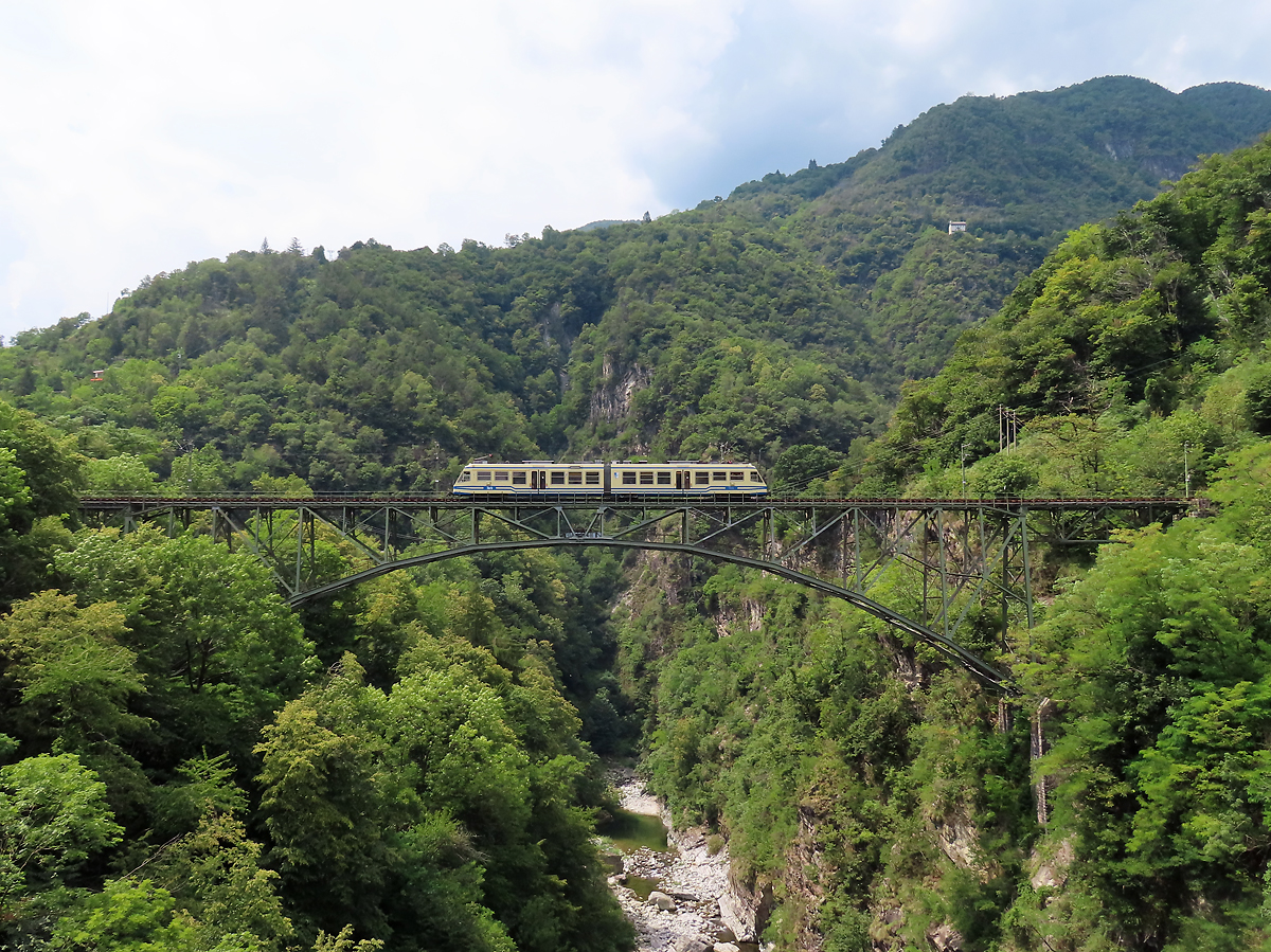 Kleiner Zug auf grossem Viadukt: der Regionalzug von Locarno nach Camedo überquert bei Intragna den Fluss Isorno, der rund 80 m tiefer Richtung Lago Maggiore fliesst. Intragna, 29.7.2023